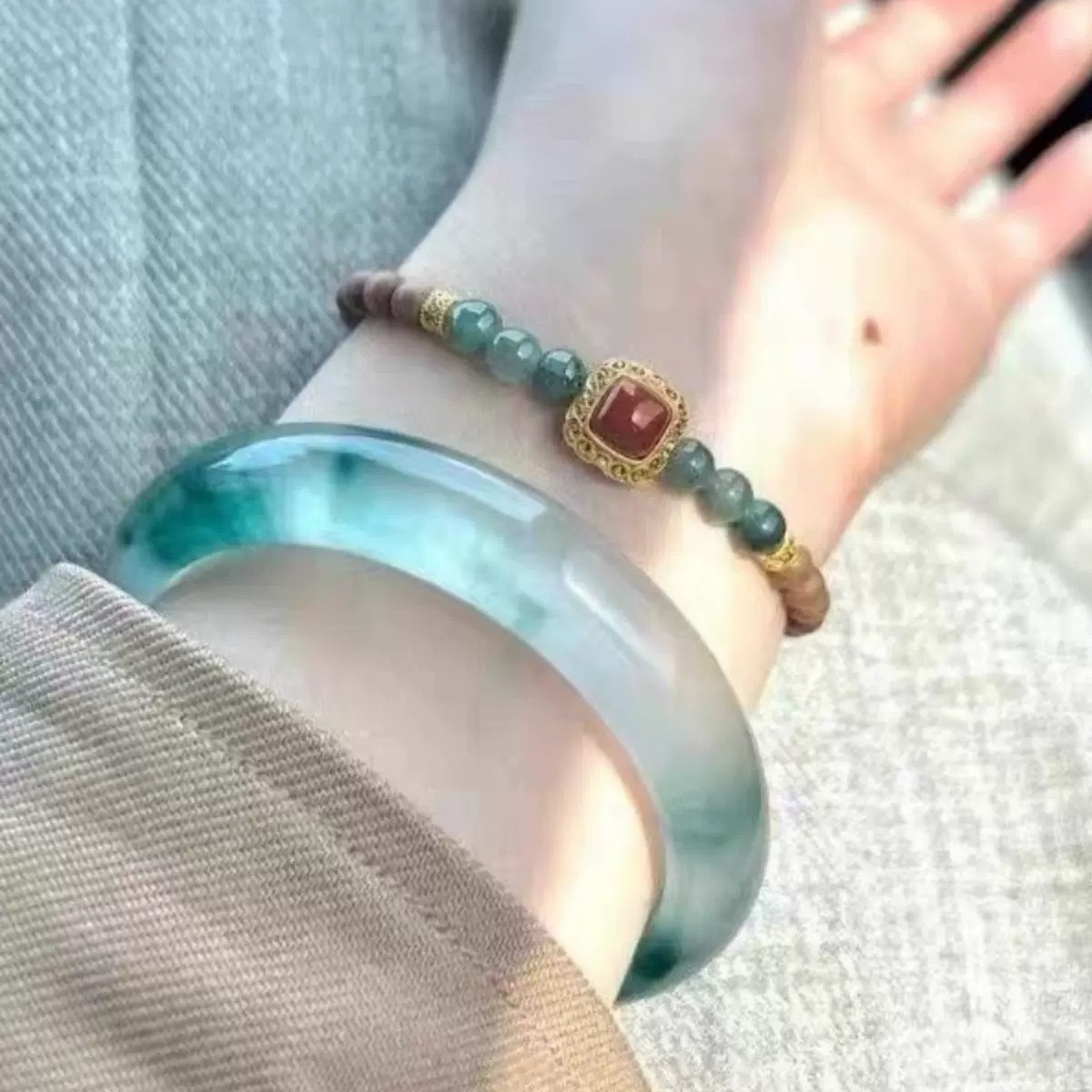 絕美🔥翡翠手鐲 ❄️大自然的鬼斧神工啊 玻璃種手鐲太美了 飄花靈動活似一副山水畫 收藏級別的飄花手鐲真是太令人心動了！ 🔥真的無法用言語形容啦